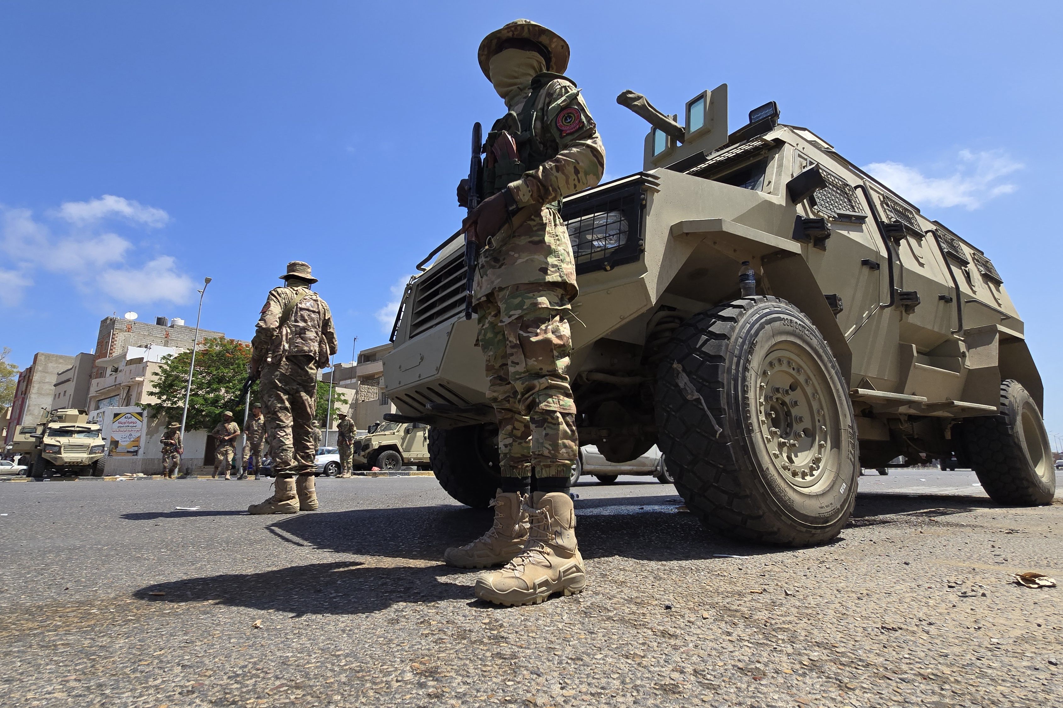 Des forces de sécurité libyennes tiennent un poste de contrôle à Tripoli le 13 mai 2025.