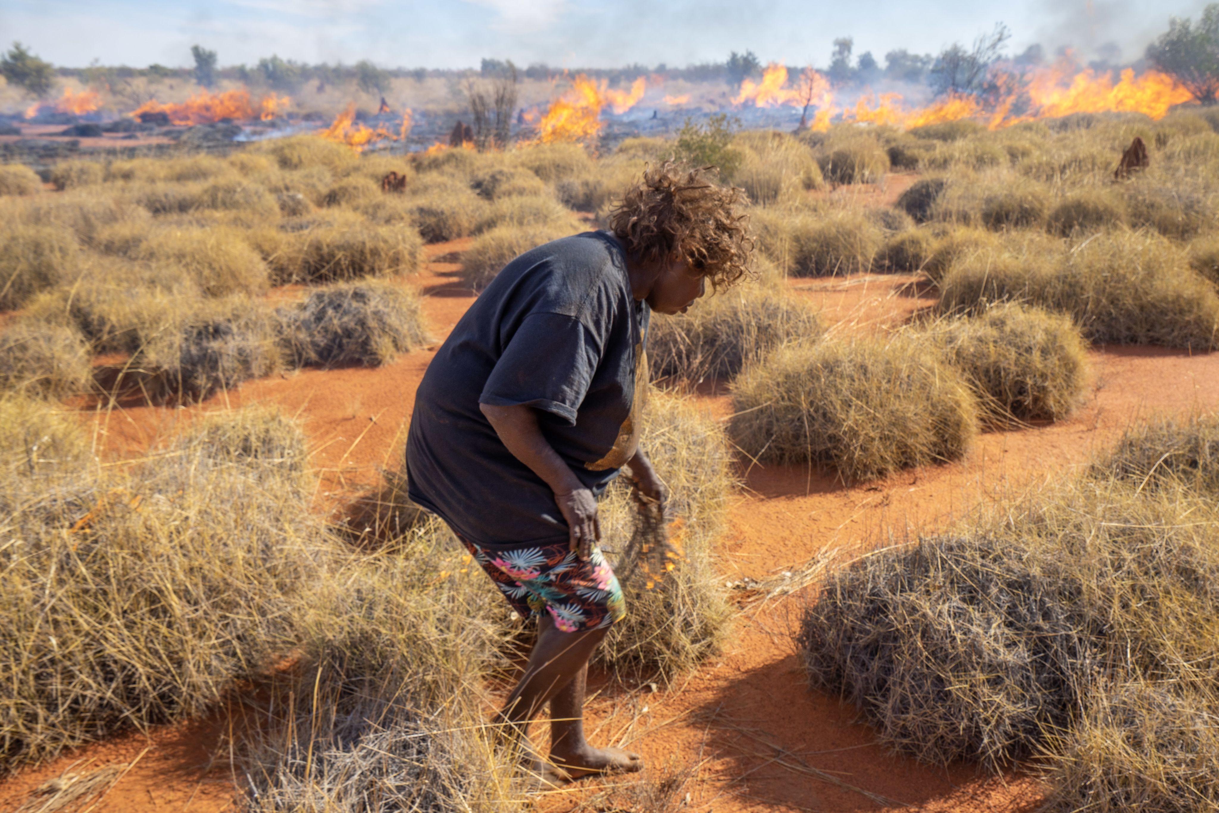 Старейшина из числа коренных народов демонстрирует традиционную технику выжигания.