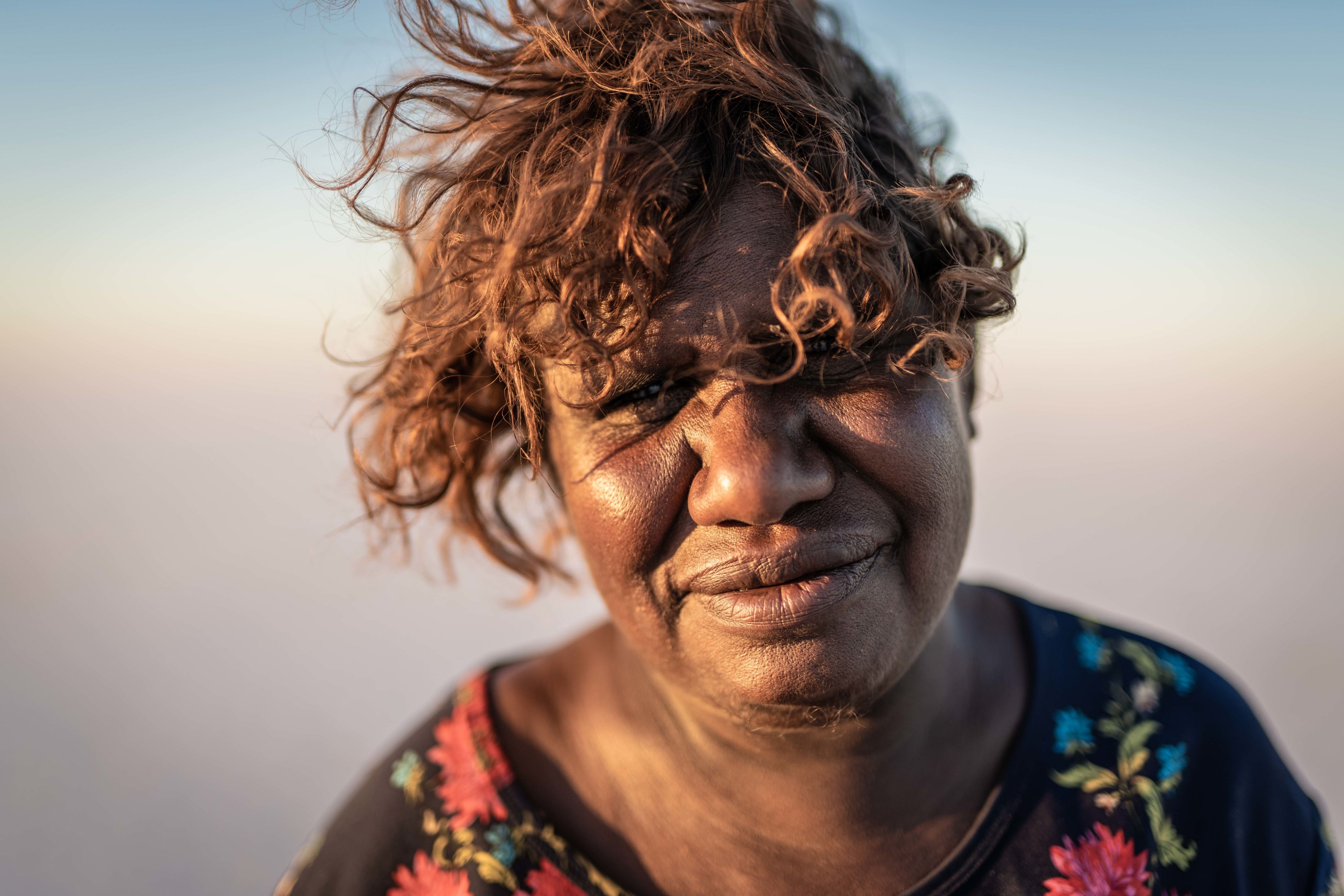 Портрет старейшины коренного народа Юкульджи Напангати на размытом фоне.
